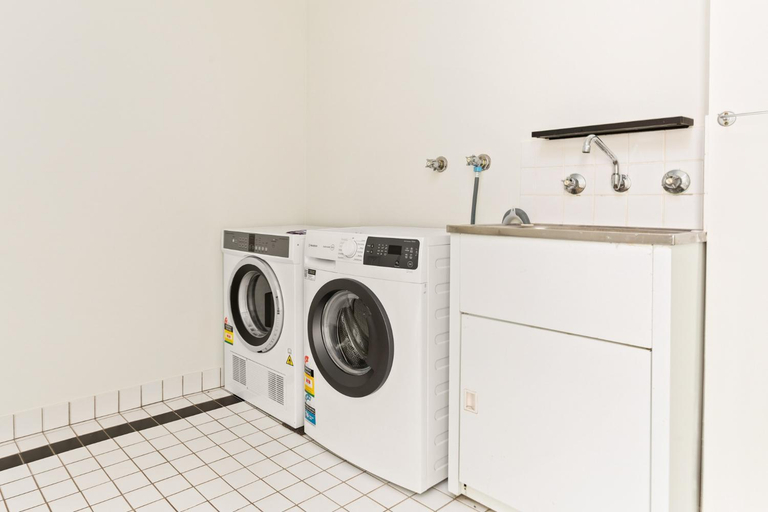 Others 5, Pristine 2-Bed Near Marrickville Village, Sydney