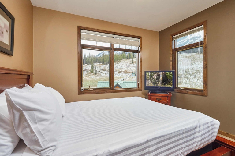 Bedroom 2, GLACIER MOUNTAINEER LODGE, Columbia-Shuswap