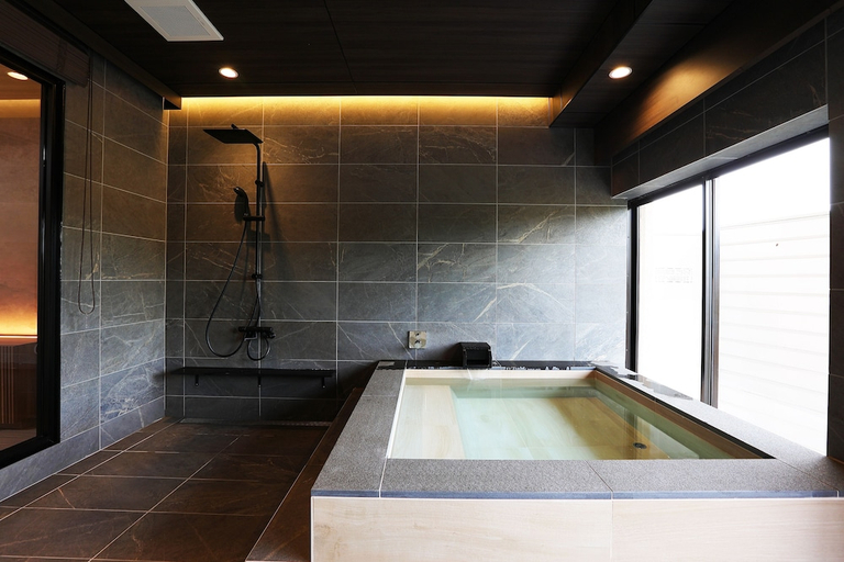 Bathroom 4, Mantenno Tsujinoya, Komatsu