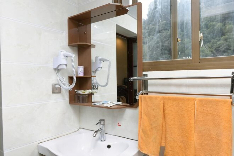 Bathroom, Xiushan Hotel, Leshan