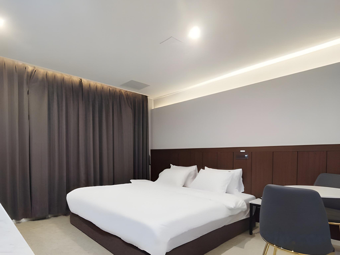 Bedroom 2, Tongyeong Hotel Harbor, Tongyeong