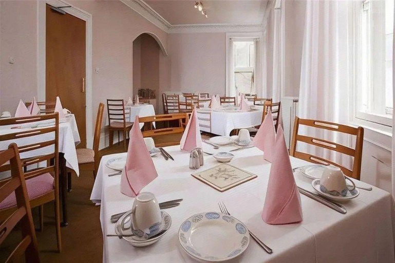 Food & Drinks 5, Waverley Hotel, Highland