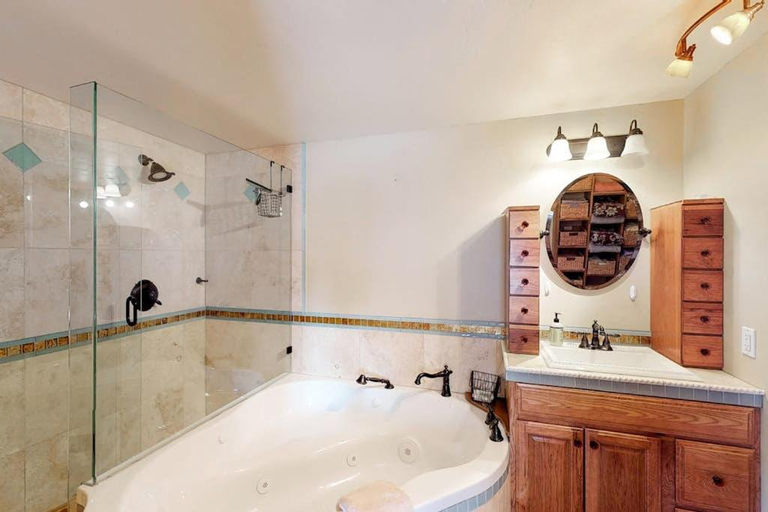 Bathroom, Jarvis #303, La Plata