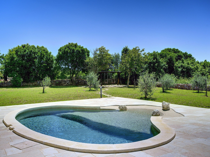 Others 2, Vintage Holiday Home in Mutvoran With Pool, Marčana