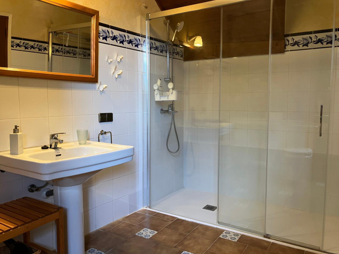 Bathroom 5, Can Vila, Girona