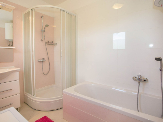 Others 4, Modern Holiday Home With Private Swimming Pool, Near Duga Uvala Beach, Marčana