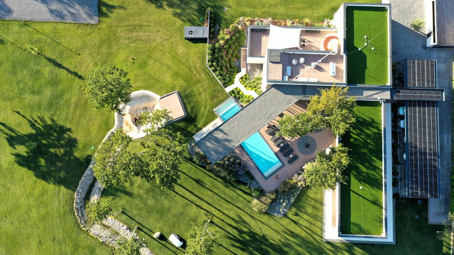 Exterior & Views
