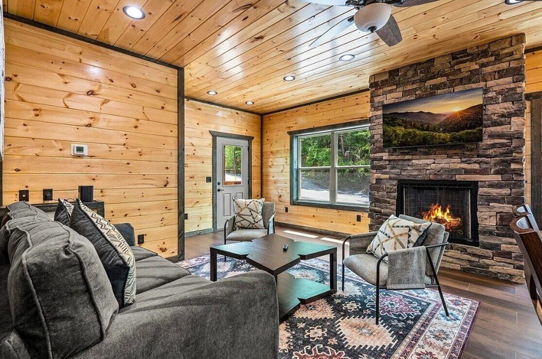 Living area 5, Smoky Top 2 Bedroom Cabin, Sevier