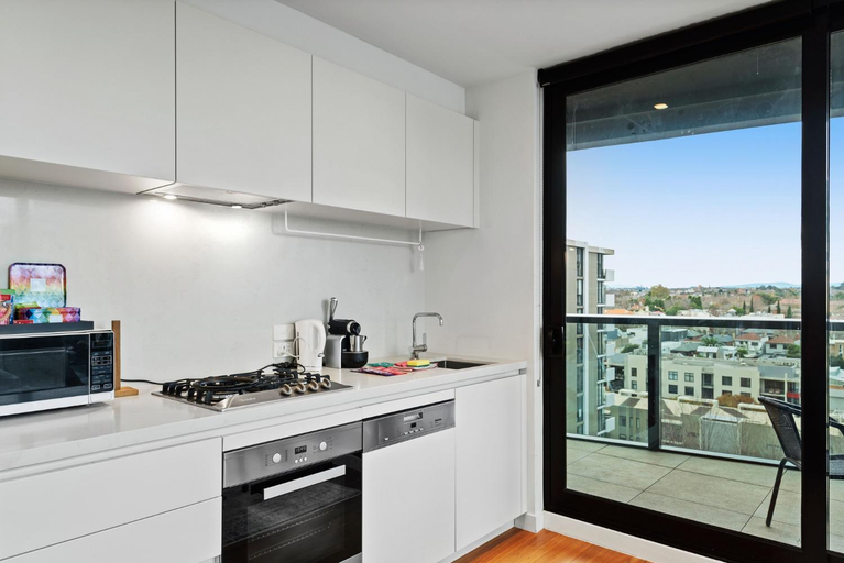 5, Bright Apartment with City Views in Trendy Locale, Melbourne
