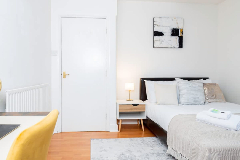 Room 5, Free Parking 1 Bedroom Flat Sleeps 4 Abingdon, Oxfordshire