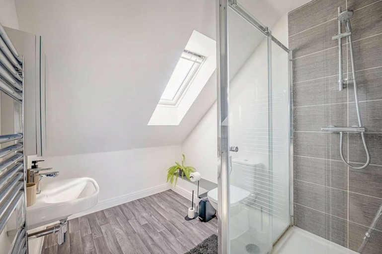 Room 2, Perfect Booking 4 Bed Home in Swindon, Swindon