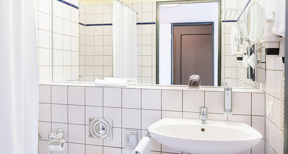 Bathroom, Victor's Residenz Gummersbach, Oberbergischer Kreis