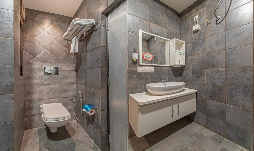 Bathroom 4, Itsy Hotels P Grand, Ludhiana