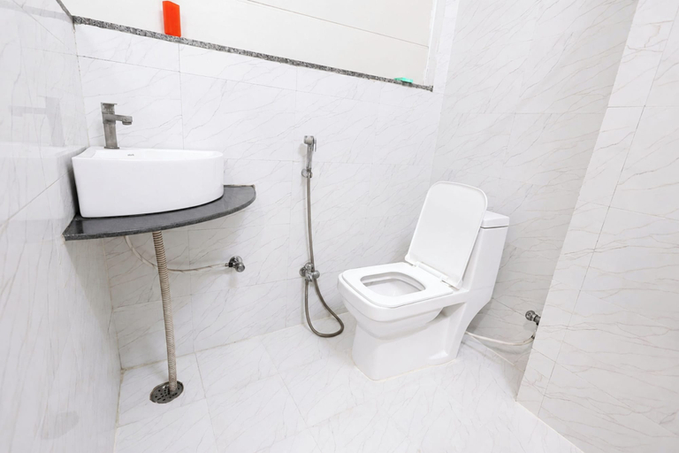 Bathroom, Hotel Silver Oaks Inn Mathura, Mathura