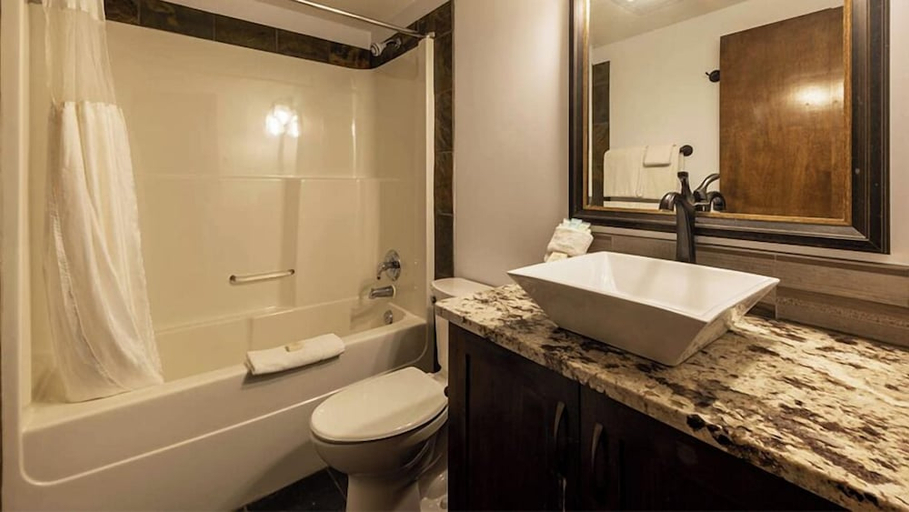 Bathroom 4, Glacier Mountaineer Lodge, Columbia-Shuswap