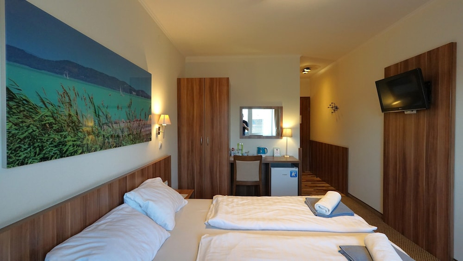 Bedroom 2, Balaton Colors Beach Hotel, Siófok