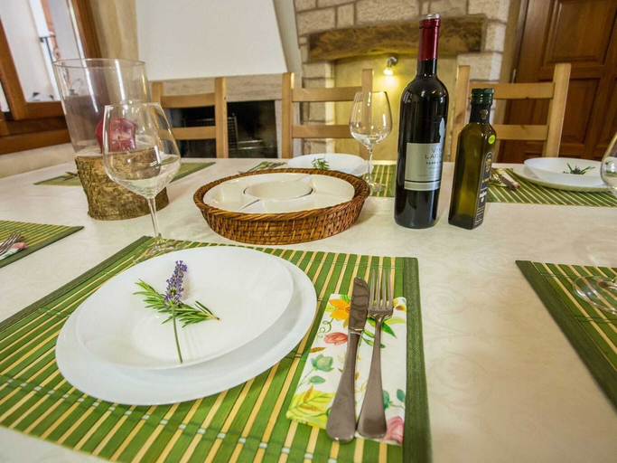 Others 2, Cosy Apartment in Umag With Swimming Pool, Novigrad