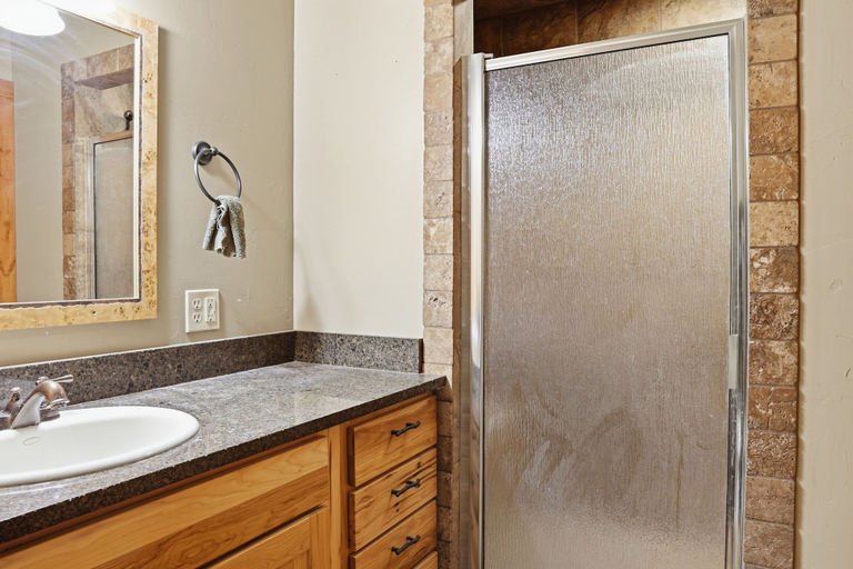Bathroom 4, Spacious Retreat Near Yellowstone 3 Bedroom Home, Madison