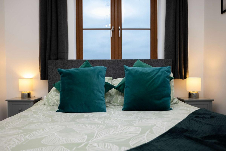 Bedroom 2, Johnnys Cove - 2 Bedroom House - New Hedges, Pembrokeshire