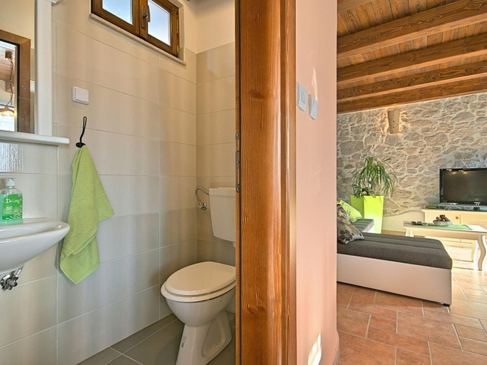 Others 2, Traditional House With Private Pool and Panoramic Views, Incl. Wi-fi and air Conditioning, Buzet