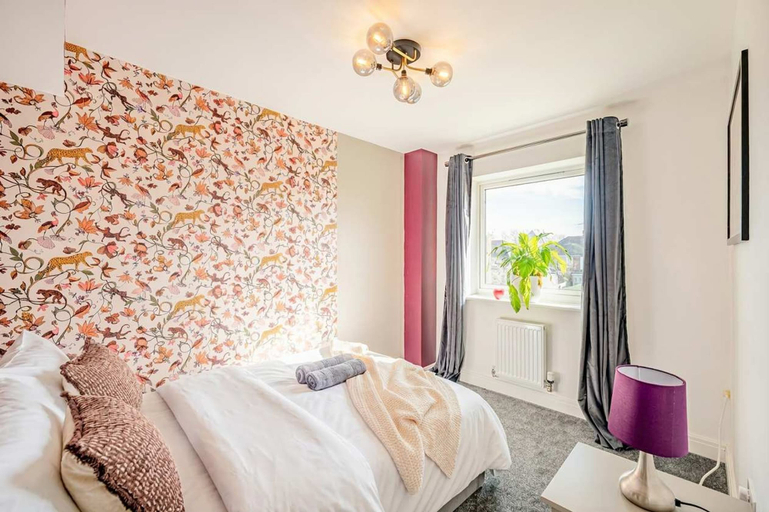 Room 4, Perfect Booking 4 Bed Home in Swindon, Swindon