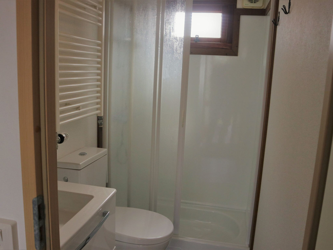 Bathroom 5, Relaxing Holiday Home in Hulshorst With Terrace, Harderwijk