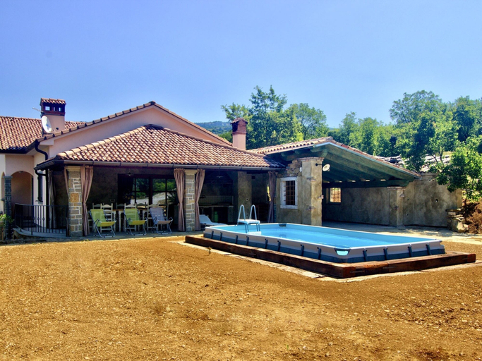 Others 3, Large Apartment in Hrastovlje With Private Swimming Pool, Koper
