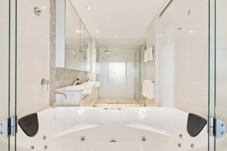 Bathroom 3, Bale Luxury Resort - Holiday Management, Tweed Heads