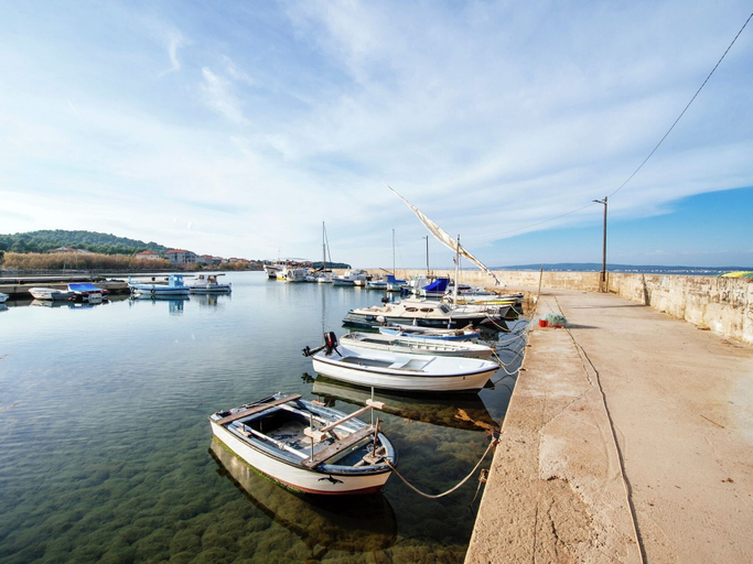 Others 2, Spacious Apartment in Banj With Terrace, Pašman