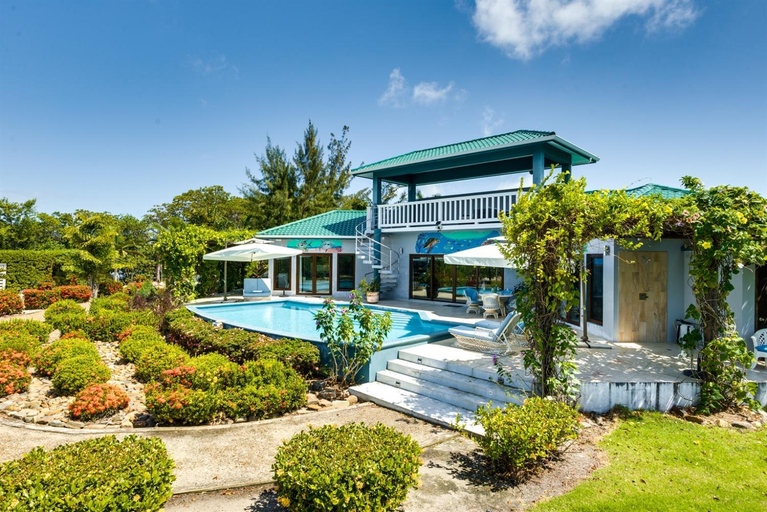 Sport & Beauty 2, Stunning 3BR Lagoon Home with Sunset Rooftop Deck