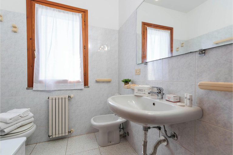 Bathroom 2, La Guzzetta Stintinese, Sassari
