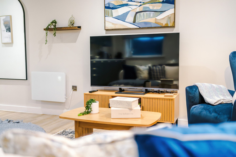 Lounge 2, Modern 2BR Apartment Leeds Centre, Leeds