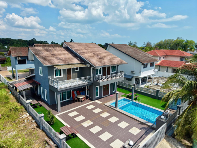 Exterior & Views