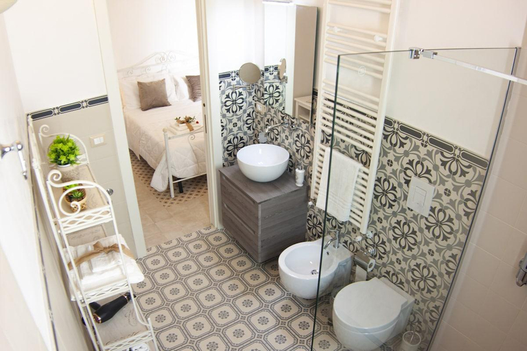 Bathroom 3, Ladorea Suite, Brindisi