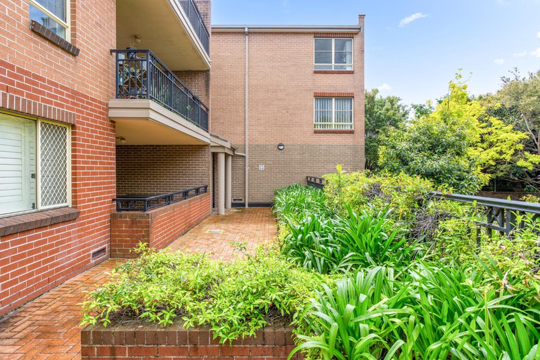 Others 5, Pristine 2-Bed Near Marrickville Village, Sydney