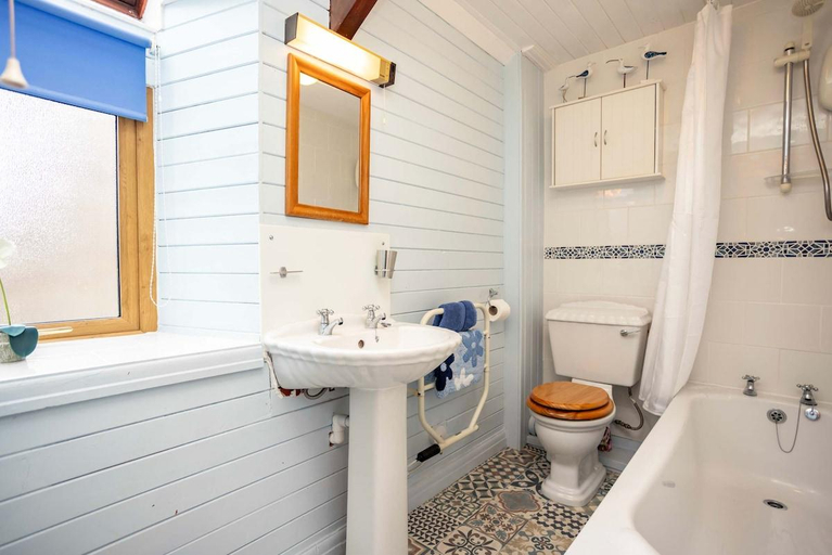 Bathroom 3, The Loft, One Bedroom Apartment, St Florence, Pembrokeshire