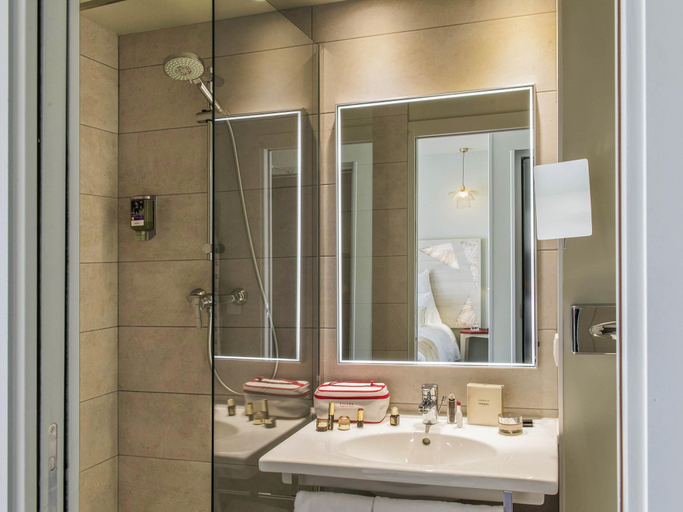 Bathroom 5, Mercure Paris Pont de Levallois Neuilly Hotel, Hauts-de-Seine