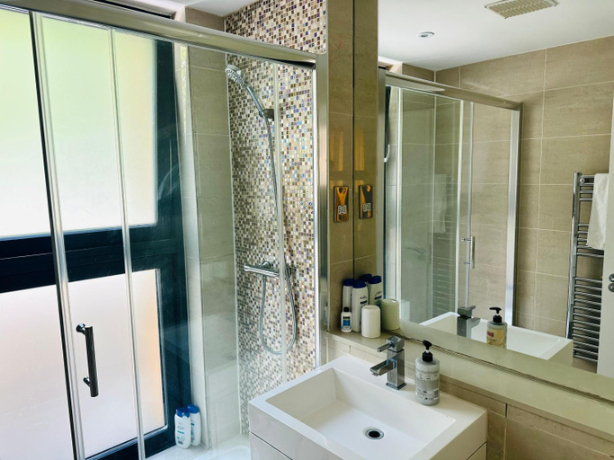 Bathroom 3, London Regency Apartment King's Cross, London