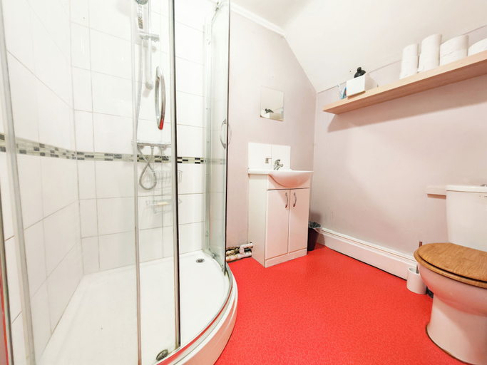 Bathroom 4, Prime Backpackers Angel, London