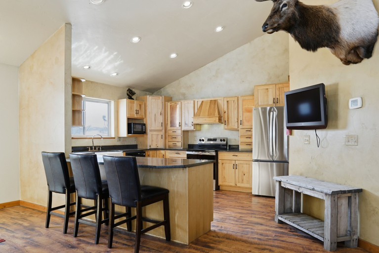 Private kitchen 5, Spacious Retreat Near Yellowstone 3 Bedroom Home, Madison