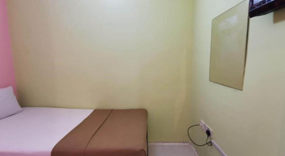 Room 2, Seven Day Inn, Lipis