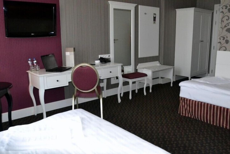 Bedroom 3, Hotel Lamberton, Warsaw West