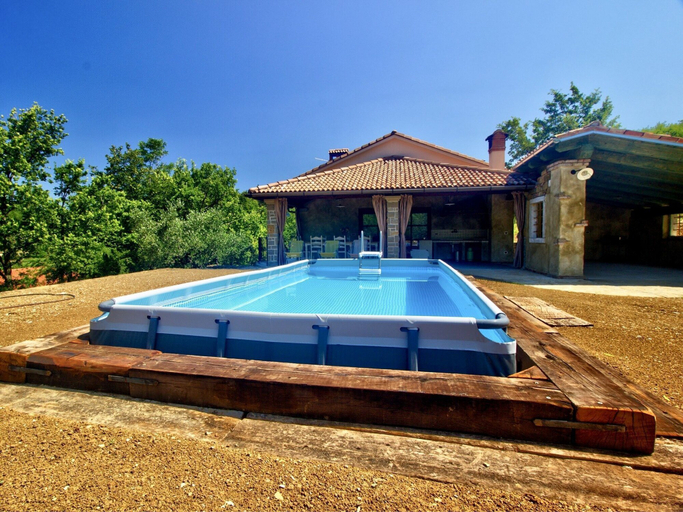 Others 5, Large Apartment in Hrastovlje With Private Swimming Pool, Koper
