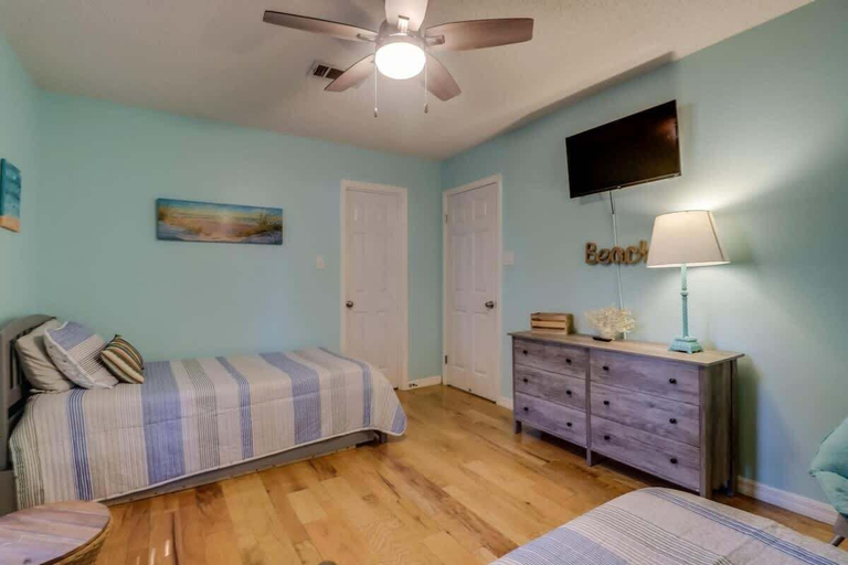 Room 4, The Gulf Breeze Getaway, Harrison