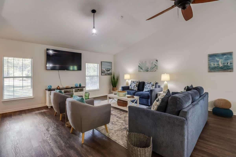 Living area 2, The Gulf Breeze Getaway, Harrison