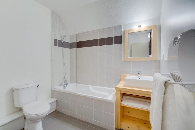 Bathroom 2, Comfortable Loudenvielle Valley Stay for 6, Hautes-Pyrénées