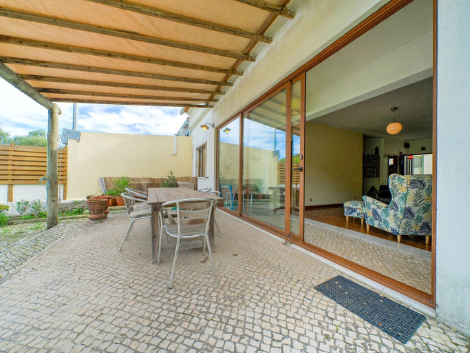 Others 3, Comfy Holiday Home in Setúbal Municipality near Forest, Setúbal