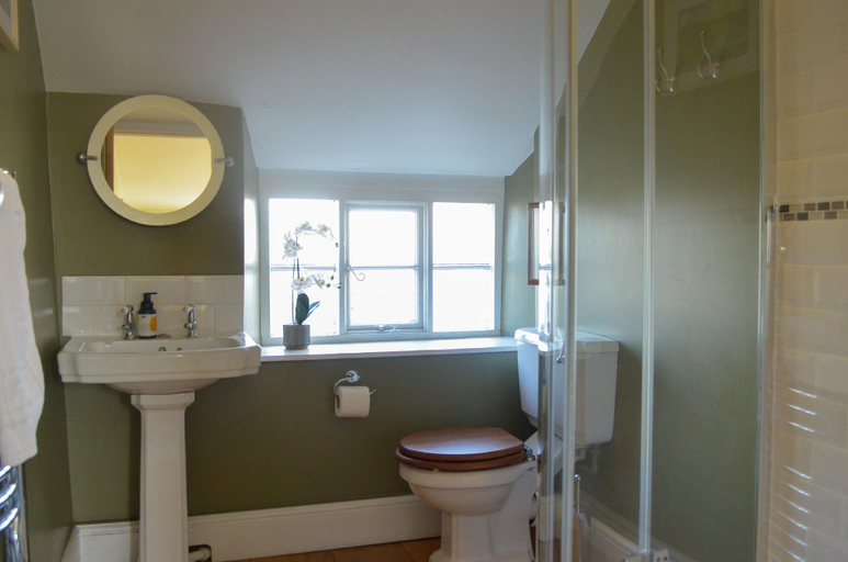 Bathroom 3, Darly Cottage, Gloucestershire