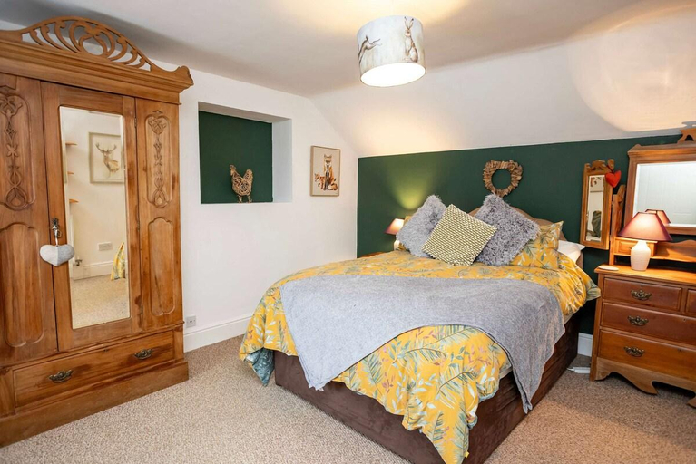 4, Hall House  3 Bedroom House St Florence, Pembrokeshire