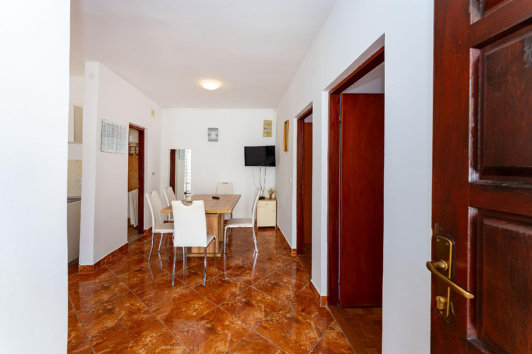 4, Drazen Charming First Floor Apartment, Novalja